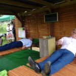 06.09.2020. Mieronice. Otwarcie salonu hamakowego. Na zdjęciu (od lewej): Paweł Faryna - starosta jędrzejowski i Mariusz Piotrowski - burmistrz Małogoszcza / Ewa Pociejowska-Gawęda / Radio Kielce