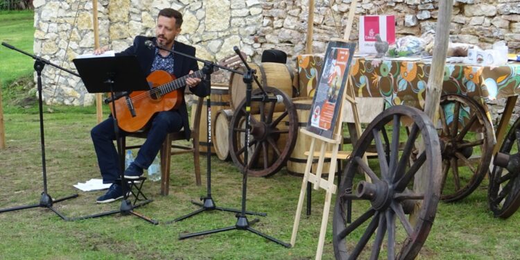 06.09.2020. Leśnica. Koncert charytatywny dla Ani Sosnowskiej. Na zdjęciu: dr hab. Wojciech Daszkiewicz / Ewa Pociejowska-Gawęda / Radio Kielce