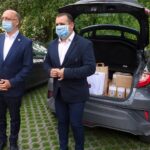 07.09.2020. Jędrzejów. Poseł Piotr Wawrzyk przekazał OPS środki ochrony. . Na zdjęciu (od lewej): poseł Piotr Wawrzyk i Łukasz Greń, prezes Stowarzyszenia "Kocham Świętokrzyskie" / Ewa Pociejowska-Gawęda / Radio Kielce