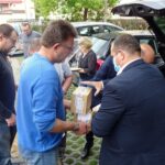 07.09.2020. Jędrzejów. Poseł Piotr Wawrzyk przekazał OPS środki ochrony / Ewa Pociejowska-Gawęda / Radio Kielce