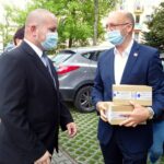 07.09.2020. Jędrzejów. Poseł Piotr Wawrzyk przekazał OPS środki ochrony. Na zdjęciu (od lewej): Marcin Piszczek, burmistrz Jędrzejowa i poseł Piotr Wawrzyk / Ewa Pociejowska-Gawęda / Radio Kielce