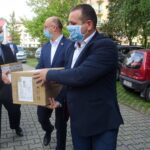 07.09.2020. Jędrzejów. Poseł Piotr Wawrzyk przekazał OPS środki ochrony. Na zdjęciu (od lewej): Marcin Piszczek, burmistrz Jędrzejowa, poseł Piotr Wawrzyk,  Łukasz Greń, prezes Stowarzyszenia Kocham Świętokrzyskie. / Ewa Pociejowska-Gawęda / Radio Kielce