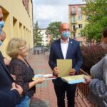 07.09.2020. Jędrzejów. Poseł Piotr Wawrzyk przekazał OPS środki ochrony. Na zdjęciu (od lewej): Łukasz Greń, prezes Stowarzyszenia Kocham Świętokrzyskie, Maria Kitlińska, kierownik Środowiskowego Domu Samopomocy w Jędrzejowie, poseł Piotr Wawrzyk, Anna Łata, kierownik działu pracowników socjalnych OPS w Jędrzejowie / Ewa Pociejowska-Gawęda / Radio Kielce