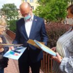 07.09.2020. Jędrzejów. Poseł Piotr Wawrzyk przekazał OPS środki ochrony. Na zdjęciu (od lewej): Maria Kitlińska, kierownik Środowiskowego Domu Samopomocy w Jędrzejowie, poseł Piotr Wawrzyk, Anna Łata, kierownik działu pracowników socjalnych OPS w Jędrzejowie / Ewa Pociejowska-Gawęda / Radio Kielce