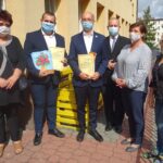 07.09.2020. Jędrzejów. Poseł Piotr Wawrzyk przekazał OPS środki ochrony. Na zdjęciu (od lewej): Elżbieta Bartosz, przewodnicząca NSZZ Solidarność Oświaty w Jędrzejowie, asystent społeczny w biurze poselskim wiceministra Piotra Wawrzyka, Łukasz Greń, prezes Stowarzyszenia Kocham Świętokrzyskie, poseł Piotr Wawrzyk, Marcin Piszczek, burmistrz Jędrzejowa, Anna Łata, kierownik działu pracowników socjalnych OPS w Jędrzejowie, Maria Kitlińska, kierownik Środowiskowego Domu Samopomocy w Jędrzejowie / Ewa Pociejowska-Gawęda / Radio Kielce