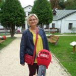 19.09.2020 Nagłowice. Nietypowe rzeźby w nagłowickim parku. Na zdjęciu Lidia Titow - dyrektor Samorządowego Centrum Bibliotek i Kultury "Dworek Mikołaja Reja" / Ewa Pociejowska-Gawęda / Radio Kielce