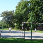 11.09.2020 Jędrzejów. Konferencja wiceminister Anny Krupki w Jędrzejowie. Na zdjęciu dotychczasowe boisko przy SP Nr 2. / Ewa Pociejowska-Gawęda / Radio Kielce