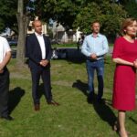 11.09.2020 Jędrzejów. Konferencja wiceminister Anny Krupki w Jędrzejowie. Na zdjęciu (od lewej): Marcin Piszczek -burmistrz Jędrzejowa, Robert Kruk - przewodniczący Rady Miejskiej w Jędrzejowie, Łukasz Skrzypczak - radny Rady Miejskiej w Jędrzejowie i Anna Krupka - wiceminister sportu. / Ewa Pociejowska-Gawęda / Radio Kielce