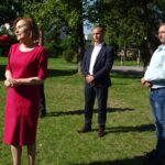 11.09.2020 Jędrzejów. Konferencja wiceminister Anny Krupki w Jędrzejowie. Na zdjęciu (od lewej): Anna Krupka - wiceminister sportu, Robert Kruk - przewodniczący Rady Miejskiej w Jędrzejowie, Łukasz Skrzypczak - radny Rady Miejskiej w Jędrzejowie / Ewa Pociejowska-Gawęda / Radio Kielce