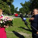 11.09.2020 Jędrzejów. Konferencja wiceminister Anny Krupki w Jędrzejowie. Na zdjęciu (od lewej): Anna Krupka - wiceminister sportu i Marek Maj - dyrektor SP Nr 2 w Jędrzejowie / Ewa Pociejowska-Gawęda / Radio Kielce