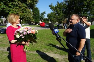 11.09.2020 Jędrzejów. Konferencja wiceminister Anny Krupki w Jędrzejowie. Na zdjęciu (od lewej): Anna Krupka - wiceminister sportu i Marek Maj - dyrektor SP Nr 2 w Jędrzejowie / Ewa Pociejowska-Gawęda / Radio Kielce