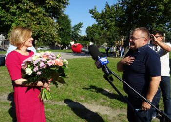 11.09.2020 Jędrzejów. Konferencja wiceminister Anny Krupki w Jędrzejowie. Na zdjęciu (od lewej): Anna Krupka - wiceminister sportu i Marek Maj - dyrektor SP Nr 2 w Jędrzejowie / Ewa Pociejowska-Gawęda / Radio Kielce