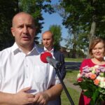 11.09.2020 Jędrzejów. Konferencja wiceminister Anny Krupki w Jędrzejowie. Na zdjęciu (od lewej): Marcin Piszczek -burmistrz Jędrzejowa, Robert Kruk - przewodniczący Rady Miejskiej w Jędrzejowie i Anna Krupka - wiceminister sportu. / Ewa Pociejowska-Gawęda / Radio Kielce