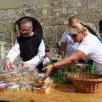 13.09.2020. Jędrzejów. Kiermasz ciast przed klasztorem Cystersów / Ewa Pociejowska-Gawęda / Radio Kielce