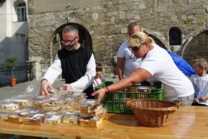 13.09.2020. Jędrzejów. Kiermasz ciast przed klasztorem Cystersów / Ewa Pociejowska-Gawęda / Radio Kielce