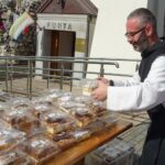 13.09.2020. Jędrzejów. Kiermasz ciast przed klasztorem Cystersów. Na zdjęciu: ojciec Jakub Edward Zawadzki, proboszcz parafii błogosławionego Wincentego Kadłubka / Ewa Pociejowska-Gawęda / Radio Kielce