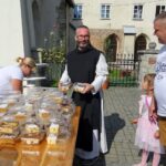 13.09.2020. Jędrzejów. Kiermasz ciast przed klasztorem Cystersów.  Na zdjęciu (w środku): ojciec Jakub Edward Zawadzki, proboszcz parafii błogosławionego Wincentego Kadłubka / Ewa Pociejowska-Gawęda / Radio Kielce