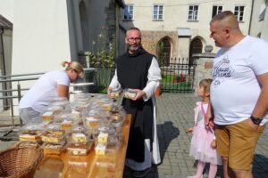 13.09.2020. Jędrzejów. Kiermasz ciast przed klasztorem Cystersów. Na zdjęciu (w środku): ojciec Jakub Edward Zawadzki, proboszcz parafii błogosławionego Wincentego Kadłubka / Ewa Pociejowska-Gawęda / Radio Kielce