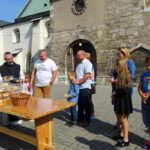 13.09.2020. Jędrzejów. Kiermasz ciast przed klasztorem Cystersów / Ewa Pociejowska-Gawęda / Radio Kielce