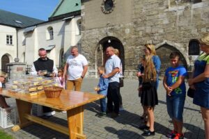 13.09.2020. Jędrzejów. Kiermasz ciast przed klasztorem Cystersów / Ewa Pociejowska-Gawęda / Radio Kielce