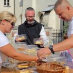 13.09.2020. Jędrzejów. Kiermasz ciast przed klasztorem Cystersów.  Na zdjęciu (w środku): ojciec Jakub Edward Zawadzki, proboszcz parafii błogosławionego Wincentego Kadłubka / Ewa Pociejowska-Gawęda / Radio Kielce
