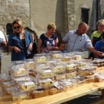 13.09.2020. Jędrzejów. Kiermasz ciast przed klasztorem Cystersów / Ewa Pociejowska-Gawęda / Radio Kielce