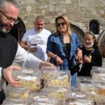 13.09.2020. Jędrzejów. Kiermasz ciast przed klasztorem Cystersów.  Na zdjęciu (z lewej): ojciec Jakub Edward Zawadzki, proboszcz parafii błogosławionego Wincentego Kadłubka / Ewa Pociejowska-Gawęda / Radio Kielce