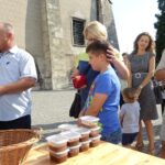 13.09.2020. Jędrzejów. Kiermasz ciast przed klasztorem Cystersów / Ewa Pociejowska-Gawęda / Radio Kielce