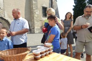 13.09.2020. Jędrzejów. Kiermasz ciast przed klasztorem Cystersów / Ewa Pociejowska-Gawęda / Radio Kielce