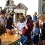 13.09.2020. Jędrzejów. Kiermasz ciast przed klasztorem Cystersów / Ewa Pociejowska-Gawęda / Radio Kielce