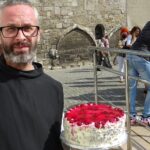 13.09.2020. Jędrzejów. Kiermasz ciast przed klasztorem Cystersów.  Na zdjęciu: ojciec Jakub Edward Zawadzki, proboszcz parafii błogosławionego Wincentego Kadłubka / Ewa Pociejowska-Gawęda / Radio Kielce