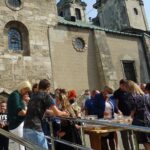 13.09.2020. Jędrzejów. Kiermasz ciast przed klasztorem Cystersów / Ewa Pociejowska-Gawęda / Radio Kielce