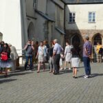 13.09.2020. Jędrzejów. Kiermasz ciast przed klasztorem Cystersów / Ewa Pociejowska-Gawęda / Radio Kielce