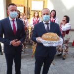 13.09.2020. Jędrzejów. Dożynki. Na zdjęciu (od lewej): Paweł Faryna, starosta jędrzejowski oraz Marcin Piszczek, burmistrz Jędrzejowa / Ewa Pociejowska-Gawęda / Radio Kielce