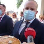 13.09.2020. Jędrzejów. Dożynki. Na zdjęciu (od lewej): Paweł Faryna, starosta jędrzejowski oraz Marcin Piszczek, burmistrz Jędrzejowa / Ewa Pociejowska-Gawęda / Radio Kielce