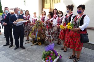 13.09.2020. Jędrzejów. Dożynki. Na zdjęciu (od lewej): Paweł Faryna, starosta jędrzejowski oraz Marcin Piszczek, burmistrz Jędrzejowa / Ewa Pociejowska-Gawęda / Radio Kielce