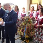 13.09.2020. Jędrzejów. Dożynki. Na zdjęciu (od lewej): Paweł Faryna, starosta jędrzejowski oraz Marcin Piszczek, burmistrz Jędrzejowa / Ewa Pociejowska-Gawęda / Radio Kielce