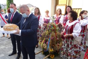 13.09.2020. Jędrzejów. Dożynki. Na zdjęciu (od lewej): Paweł Faryna, starosta jędrzejowski oraz Marcin Piszczek, burmistrz Jędrzejowa / Ewa Pociejowska-Gawęda / Radio Kielce