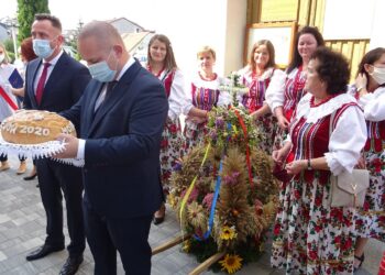 13.09.2020. Jędrzejów. Dożynki. Na zdjęciu (od lewej): Paweł Faryna, starosta jędrzejowski oraz Marcin Piszczek, burmistrz Jędrzejowa / Ewa Pociejowska-Gawęda / Radio Kielce