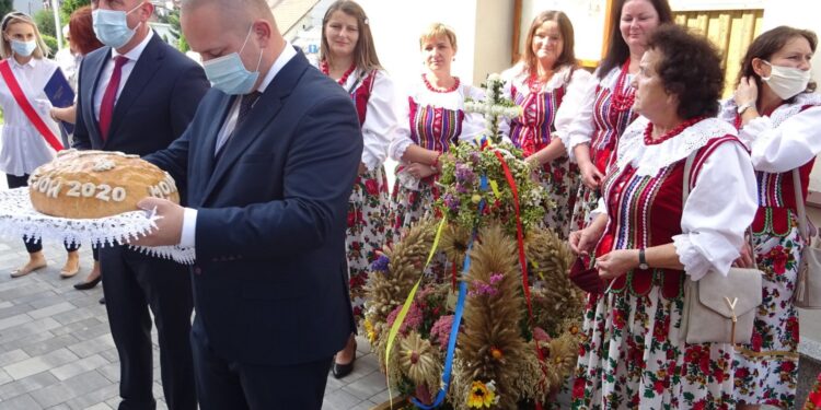 13.09.2020. Jędrzejów. Dożynki. Na zdjęciu (od lewej): Paweł Faryna, starosta jędrzejowski oraz Marcin Piszczek, burmistrz Jędrzejowa / Ewa Pociejowska-Gawęda / Radio Kielce