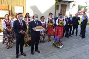 13.09.2020. Jędrzejów. Dożynki. Na zdjęciu (od lewej): Paweł Faryna, starosta jędrzejowski oraz Marcin Piszczek, burmistrz Jędrzejowa / Ewa Pociejowska-Gawęda / Radio Kielce