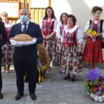 13.09.2020. Jędrzejów. Dożynki. Na zdjęciu (od lewej): Paweł Faryna, starosta jędrzejowski oraz Marcin Piszczek, burmistrz Jędrzejowa / Ewa Pociejowska-Gawęda / Radio Kielce