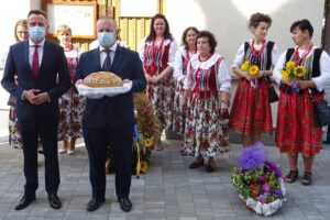 13.09.2020. Jędrzejów. Dożynki. Na zdjęciu (od lewej): Paweł Faryna, starosta jędrzejowski oraz Marcin Piszczek, burmistrz Jędrzejowa / Ewa Pociejowska-Gawęda / Radio Kielce