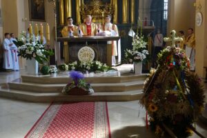 13.09.2020. Jędrzejów. Dożynki. Msza święta w kościele Św. Trójcy / Ewa Pociejowska-Gawęda / Radio Kielce