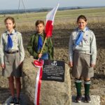 13.09.2020. Miąsowa. Odsłonięcie obelisku ku czci Zdzisława Gintera ps. Grom i Zdzisława Kajderowicza ps. Ryszard. Na zdjęciu: uczniowie SP w Miąsowej / Ewa Pociejowska-Gawęda / Radio Kielce