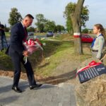 13.09.2020. Miąsowa. Odsłonięcie obelisku ku czci Zdzisława Gintera ps. Grom i Zdzisława Kajderowicza ps. Ryszard. Na zdjęciu: Maria Barańska -  wicestarosta powiatu jędrzejowskiego i Paweł Faryna - starosta jędrzejowski / Ewa Pociejowska-Gawęda / Radio Kielce