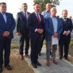 13.09.2020. Miąsowa. Odsłonięcie obelisku ku czci Zdzisława Gintera ps. Grom i Zdzisława Kajderowicza ps. Ryszard. Na zdjęciu (od lewej): Michał Grzywacz, Tomasz Chaja - wójt gminy Sobków, Paweł Faryna - starosta jędrzejowski, Stanisław Grabalski, Marcin Piszczek, burmistrz Jędrzejowa i Marek Godlewski - regionalista i pracownik urzędu miejskiego w Jędrzejowie / Ewa Pociejowska-Gawęda / Radio Kielce