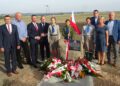 Dwóch żołnierzy AK ma swój obelisk w Miąsowej - Radio Kielce 13.09.2020. Miąsowa. Odsłonięcie obelisku ku czci Zdzisława Gintera ps. Grom i Zdzisława Kajderowicza ps. Ryszard. Na zdjęciu (od lewej): Tomasz Chaja - wójt Sobkowa, Marek Godlewski - regionalista i pracownik urzędu miejskiego w Jędrzejowie, Paweł Faryna - starosta jędrzejowski, Marcin Piszczek - burmistrz Jędrzejowa, uczniowie z Miąsowej, Maria Barańska - wicestarosta jędrzejowski, Michał Grzywacz, Stanisław Grabalski / Ewa Pociejowska-Gawęda / Radio Kielce