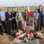 13.09.2020. Miąsowa. Odsłonięcie obelisku ku czci Zdzisława Gintera ps. Grom i Zdzisława Kajderowicza ps. Ryszard. Na zdjęciu (od lewej): Tomasz Chaja - wójt Sobkowa, Marek Godlewski -  regionalista i pracownik urzędu miejskiego w Jędrzejowie,  Paweł Faryna - starosta jędrzejowski, Marcin Piszczek - burmistrz Jędrzejowa, uczniowie z Miąsowej, Maria Barańska - wicestarosta jędrzejowski,  Michał Grzywacz,  Stanisław Grabalski / Ewa Pociejowska-Gawęda / Radio Kielce