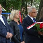 17.09.2020 Oksa. Uroczystości 81. rocznicy sowieckiej agresji na Polskę. Na zdjęciu (od lewej): Leopold Sputo - dyrektor SP w Oksie, Maria Barańska - wicestarosta jędrzejowski, Marek Mentel - przewodniczący rady powiatu / Ewa Pociejowska-Gawęda / Radio Kielce